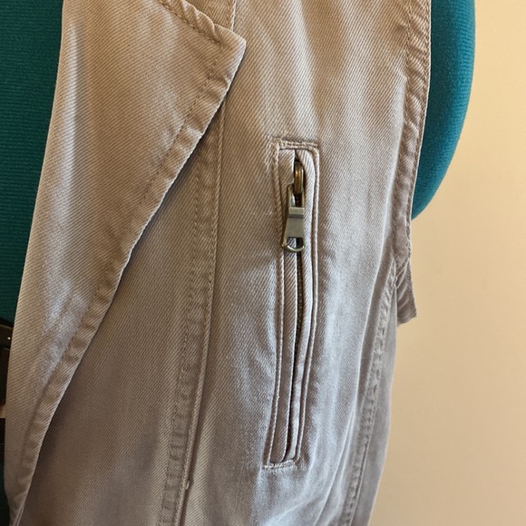 small taupe vest with zipper detail, two pockets and elastic waist band - Picture 6 of 10